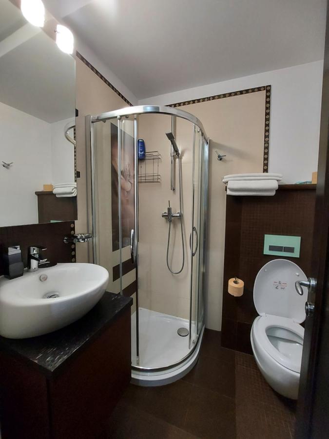 13 Si 16 In Oxygen Apartment *